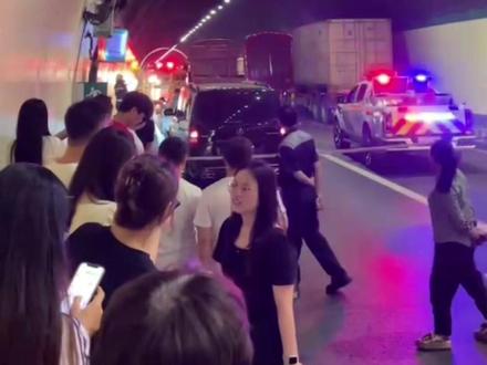 朋友们云雾山隧道来不得哦!重庆出城方向!车祸!堵了很久了