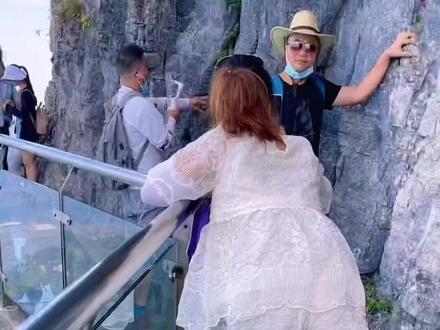 一边紧贴陡峭悬崖,另一边是万丈深渊,天门山玻璃栈道 #旅行推荐官 #带你去旅行 #大美中国 #天门山玻璃栈道