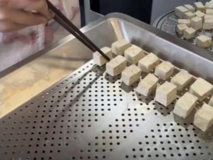 大家蹲的自制霉豆腐后续来啦!!!终于玩上了拌霉豆腐,好玩!下次还玩!大家也去试试吧。#vlog十亿流量扶持计划 #霉豆腐 #霉豆腐制作 #自制霉豆腐 #后续