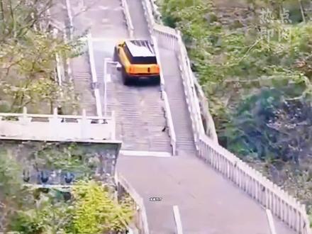 11月12日,一段奇瑞风云X3L在张家界天门山挑战999级天梯的视频刷爆网络。画面中,黄色SUV爬到半坡时轮胎打滑,车辆失控倒退,直接撞上景区护栏,部分设施受损。这场原本要复制某汽车品牌2018年成功登顶的壮举,最终以尴尬收场。景区回应称是汽车品牌方租场地搞活动,奇瑞方面则深夜致歉,承诺将全力修复并承担赔偿责任,做好所有善后工作。
我认为,这次“极限营销”的翻车,暴露出一些企业为了博眼球不惜冒险的浮躁心态。营销创新值得鼓励,但不要突破安全底线。天门山天梯平均坡度达45度,局部超过60度,台阶湿滑狭窄,即便是专业车手驾驶也充满风险。车辆一旦失控,不仅威胁驾驶员生命,更可能危及围观群众。这次虽然侥幸无人伤亡,但撞坏的护栏已经敲响了警钟。#奇瑞极限营销别拿安全当儿戏#品牌实力不需要奇瑞玩命证明#媒体精选计划 #奇瑞汽车