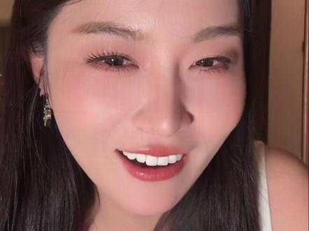 都在说海莉没卖货,生气了所以没上台,索图打电话极力安慰,并且去酒店找她 ,结果到底去没?#索图 #海莉 #生日会 #怼脸直播