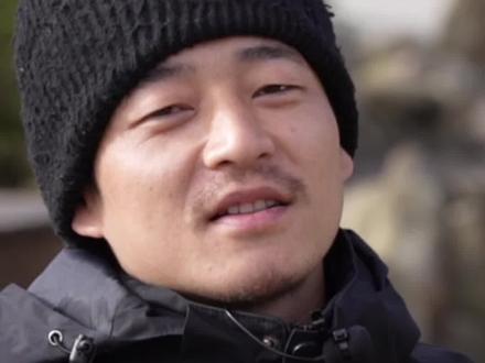 张家界荒野求生选手文车车,隔山望海 遥寄吾妻“定以初心赴承诺 不负你的期许”。#宝鸡#荒野求生#文车车#隔空表白#感动瞬间 @荒野文车车