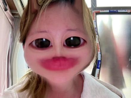 #lolita #裙子
洛丽塔对我来说,从来不是贵不贵,而是穿上的那份快乐、温柔和被治愈的感觉
蕾丝、蝴蝶结、蓬蓬的裙摆,是给自己的童话,是心里最软最甜的那一块
我不喜欢有人喜欢用价格、牌子去划分高低,
他们把喜欢变成了攀比,把温柔变成了优越感
喜欢洛丽塔的人,本来就该是一群可爱、善良的宝宝
裙子有价,你的快乐和自信,无价。洛丽塔不是攀比,不是圈子规矩,不是价格标签。它是一种温柔又坚定的反抗。