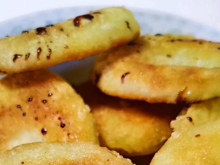 黄洒洒的油糍在,童年的回忆。做法简单,粉面(糯米面)打底……#地方特色美食