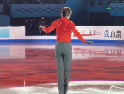 第一次听到这首歌,就感受到了歌曲带给我的蓬勃生命力和被治愈感,向阳而生这首歌曲,在这段时间里陪伴了并给予我很大的力量。这个赛季每天训练前看到歌词的每一个字都在给我动力~这是我第八次参加四大洲的比赛,马上要奔赴的是即将第三次参加的奥运会,从来没想过自己能与花样滑冰有这么长久的缘分,但是又时刻庆幸着,在喜的事情上无论怎么样能勇往直前朝着心中的理想目标而努力是非常幸福的。荒芜之地的太阳,梦想从来不渺小。 #四大洲花样滑冰锦标赛#金博洋诠释向阳而生