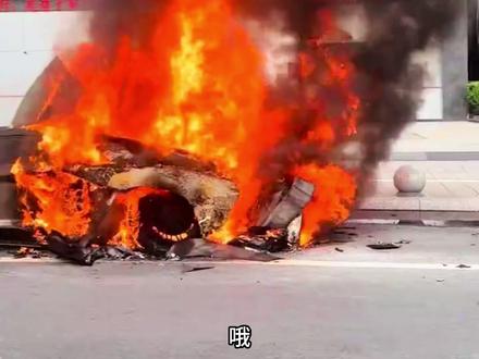 这火烧的…牛气冲天的,#直击现场真实事件 #广州街头突发火情 #名仕车天下