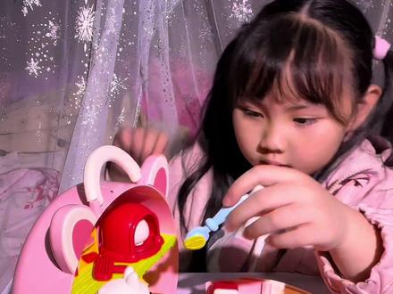 铃铃姐姐带大家一起玩小兔子过家家玩具!#儿童益智 #儿童玩具 #小兔子 #过家家玩具