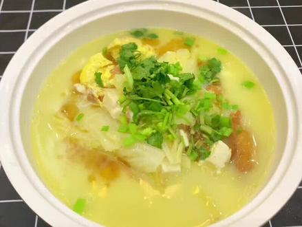 俗话说“白菜豆腐保平安”发烧咳嗽,给家人做个白菜豆腐汤,营养又美味 #白菜豆腐 #三鲜汤 #美食