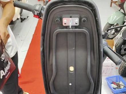 爱玛赤焰FB57豪华版
颠覆级豪华魅力,无法言喻
一身锋芒设计与硬核性能。
前宽体流线型挡风,高刚性车架,
TCS防滑系统,前后加厚加大深纹防滑真空胎,抓地力更强更稳定。
前反抱碟刹,后大盘碟刹,
内置高亮LED透镜大灯加贯穿式灯带,
广角照射,
自带15秒延时功能。,
搭载核心大动力电机,超长续航电池,
智能助力推车/倒车
HDC陡坡平稳缓降,
HHC半坡驻车,原地起步不遛坡
定速巡航,
前后液压减震
支持三档变速
支持快充技术
智能APP蓝牙+靠近解锁,一键启动,无需钥匙
悬浮式智能高清仪表,支持USB充电接口。
宽体豪华云感鞍座,高弹性海绵坐垫。
超大坐桶,方便储放
赤焰FB57豪华版,运动潮流新主张,解锁城市出行的奢华新境界!#城市出行#爱玛全球超受欢迎的电动车