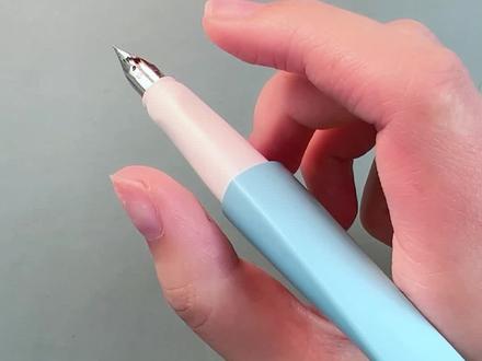 "握笔姿势不对,练字努力白费”带着孩子一起来练习!#学习用品 #握笔姿势 #钢笔