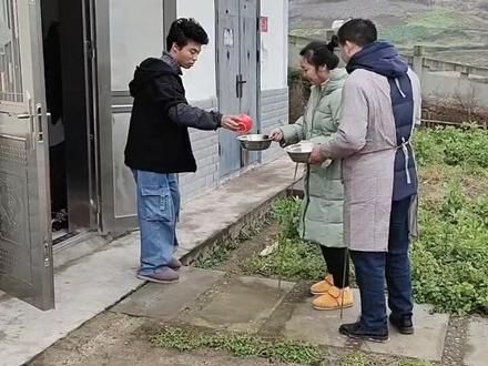 听老人言,老人过世不犯七,作为子女的要去讨七家饭,叔叔阿姨们可怜我们打发点