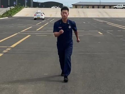 一起来看看“蓝朋友”驾驶员的日常训练吧!#训练场日常 #科目二#蓝朋友的日常