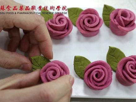 #暖心正能量 我校男生在女神节为女生制作800朵玫瑰曲奇!