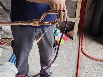 空调安装的细节不得马虎 来了来了
今天我又来工地啦
工人今日做空调安装
让我来看看进度如何
这里工人正在用焊枪的火焰加热紫铜管接头,
让铜焊条熔化,填充在管件和管材的缝隙里,
为了保证冷却后能形成密封、高强度的连接。
我要在旁把关监督,
确保工人的工作做到位。
要注意焊接时加热要均匀,
先加热管件再加热管材,
防止局部过热烧穿铜管
除却工人手里这个要烧焊,还有很多工艺
从室内机一直连到室外机
尤其是室外机和分歧管的位置,
是管路分支和长度拼接的关键节点
必须全程氮气保护
我要关注焊枪压力是否正常,
减压阀、软管无老化、漏气情况
焊接全程要向管内通入低压氮气(0.02-0.05MPa),
防止内壁氧化结碳,堵塞压缩机
做好的焊缝饱满无气孔
焊完用湿布或专用冷却剂缓慢冷却接头,防止产生裂纹
并且要做高压保压试验
工地上关于水火的工艺各个都马虎不得
我会聚精会神驻场把控
保证工程质量和进度!
#施工工艺 #施工现场 #空调安装 #线管铜焊 #家装施工