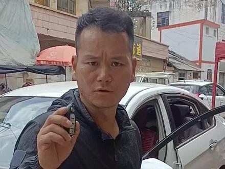 有一把车钥匙的人,会再配一把备用钥匙的人,是会省钱过日子的人。东风风神A60智能钥匙增加一把