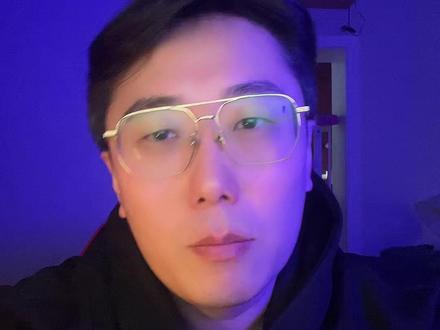 买苹果的再等等!那个“智障”Siri终于要换大脑了 苹果终于承认跑输了!2026年,Siri将正式接入谷歌Gemini内核。 曾经最封闭、最傲娇的苹果,为了保住用户不再流失,主动拆掉壁垒“求援”对手。 面子不重要,留在场上才重要!这就是大佬的生存法则:造不出最好的引擎,就买下最强的。 不过中国用户注意了:国内版大概率会接入本土大模型。 那个“嘿Siri”真的要变聪明了,你还打算换安卓吗? #苹果 #Siri #Gemini #人工智能 #商业思维