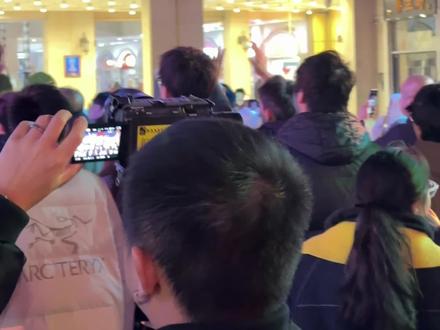 是圣诞老人还是鳌拜?🎄#圣诞老人开始忙起来了 #武汉圣诞节好去处 #光谷步行街 #武汉美好生活推荐官 #鳌拜