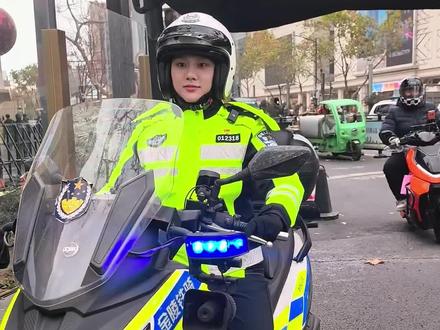 南京交警保障今晚全市道路交通有序,新街口地区临时交通管控。#南京交警 #交通安全 #出行提醒