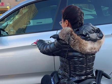 坐轮椅还能开汽车?怎么开?? #轮椅生活 #残疾人开车 #驾照 #轮椅人生 #知识分享