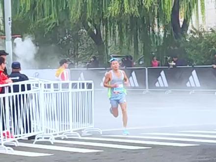 2023北京马拉松41公里处的观众都是大正的粉丝,都能一眼认出来大正,大正的名气和实力都是杠杠的 #北京马拉松 #比赛现场 #大正 #传递奔跑的力量 #跑步的魅力
