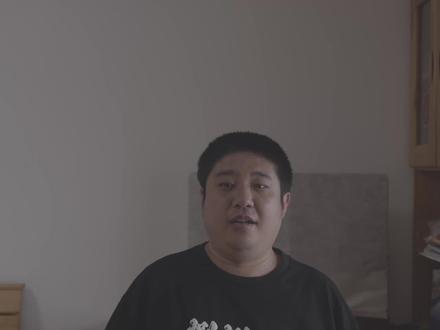 再见HIT FM 887 时代落幕 我的2点思考🤔 ✅ 前几天得知HIT FM的主持人Valen 离职的消息,让我非常的震惊,也非常的难过。因为陪伴我们20多年的电台主持人一个个都离开了。从这件事儿引发了我的2点思考。特别是第二点,对我个人的触动特别的大。
1️⃣ 审美品位是需要培养的。真心感谢HIT FM对我欧美流行音乐的启蒙,HIT FM在选歌方面没的说,长时间听真的会提高自己对音乐的品味。学习摄影也类似,平时多看好作品,不断提升视觉审美。
2️⃣ 之前一些我觉得「永远不会变的东西」真的说变就变了。比如习惯了早上Mike-D和Valen的hit morning show,还有下班期间Andy和国鹏老师逗贫的BDH, big drive home。而随着这些主持人的离开,代表着HIT FM的一个时代也就结束了。对于我来说,不仅是失落,更是对未来不确定性的隐隐担忧。
那如何应对呢?我特别喜欢GE前总裁杰克韦尔奇的一句话,「Change before you have to」,在不得不之前改变。我觉得这句话的精髓在这个before, 有点儿类似中国的老话「未雨绸缪」的意思。在危机爆发之前,主动的去迎接变化。
现在我往回看,有点儿庆幸,2年前我没有去投资房子,而是选择出国留学。房价的波动,我们个人是没法控制的,而投资自己,开拓眼界,不断的去提升能力,可能是在这个「不确定性」的时代唯一「确定」的事情。
摄影师这个职业也是一样,现在竞争多激烈啊。都衍生出什么拿手机「陪拍」的业务了,拍摄价格也是一路下跌。在这种市场环境下,摄影师必须要主动的去迎接变化。
除了摄影技术的提升外,个人品牌的塑造、自媒体的玩法、对市场需求的洞察等多方面运营知识的学习,未来会变得越来越重要。总之吧,我认为,真正破局的关键,是在「摄影之外」,人有时候需要站在一个更高更宏观的角度去思考眼前的难题。古人说的多好啊「不识庐山真面目,只缘身在此山中」。
以上就是我今天分享的全部内容,希望对你有所帮助。
我们下期见~
#hitfm #887 #离别 #广播 #北京孩子