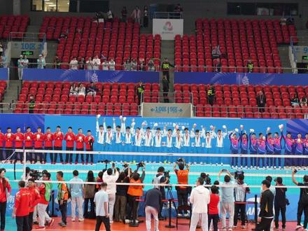 2025 年 11 月 16 日,第十五届全国运动会 U18 男子排球赛在广州天河体育中心圆满收官。来自全国 13 支代表队的青年选手,在赛场上以速度、力量与默契,呈现了一场青春澎湃的竞技盛宴。
夺冠采访环节中,浙江队队员们背上了本届全运会开幕式同款的“喜乐包”,明亮的配色与年轻面孔相映成趣,成为赛场外的一道轻松活力风景。
赛场另一侧,中国男排主教练维塔尔·海宁也背上了喜乐包。严肃的专业姿态叠加随性的青年配饰,让这款全运周边在专业体育圈内再次“出圈”。
本次比赛不仅见证了新生代排球力量的成长,也让“喜乐包”以独特方式走进更多热爱体育的观众视野。#全运会#南粤分享汇