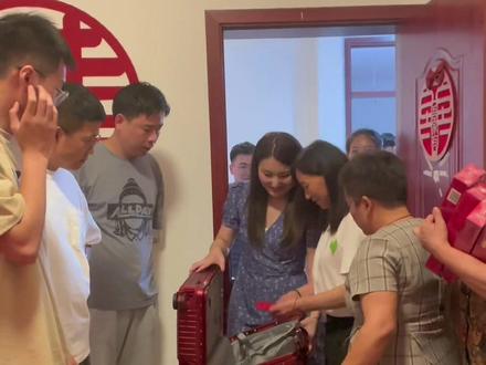 正日前一晚女方催妆日,曾经年少无知,总以为那些所谓的结婚事宜很繁琐,可是记录了妹妹的婚礼才发现,正是有了这些繁琐才能够将长辈们所有的祝福装下❤️#家有喜事 #愿每个女孩都能嫁给爱情 #苏北婚礼