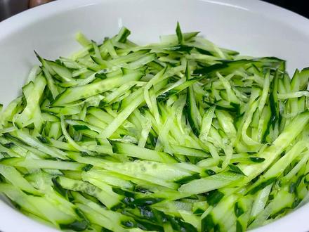 黄瓜里打入2个鸡蛋,没想到出锅这么好吃,做法也简单,太香了 #黄瓜 #新吃法 #黄瓜鸡蛋饼 #早餐饼 #蔬菜饼