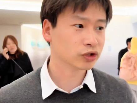 1998年,江西南昌一名出生仅两天的女婴,因重男轻女被遗弃在公厕门口。后来,她被善良的荷兰夫妇收养,远赴国外。在养父母的关爱与培养下,她成长为优秀自信的女性。28年后,她跨越山海回到中国寻亲。面对当年的伤害,她没有抱怨与指责,反而心怀感恩,选择宽容与和解。当年被视作累赘的小生命,如今带着善良与体面归来。她的故事,是跨国大爱的见证,更是人性光辉的展现,这份超越伤痛的宽容,深深打动着每一个人。#高洋 助力#洪杨丽 回家#洪杨丽认亲