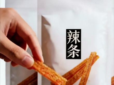 百元档EDC推牌🐎新晋热门!这根辣条不错哦😯 万万没想到,@新式快乐NEOJOY 韩老师这款新推牌,居然
叫【辣条】🌶️🌶️🌶️。Good Idea!
-
🧐外观:
造型简约,两面抽象简约牌品牌LOGO。
百元档,包装、配件、说明书、身份卡,倒是一点不含糊。
-
🤿 玩法:
1️⃣、出厂设置:
磁力滑块+机械联动模式
2️⃣、纯机械模式:
3个孔位,密集轨道,可单可双,可糯可叮
3️⃣、 巴克球+机械联动模式:
比出厂配置推动起来更Q弹紧致一丢丢
4️⃣、纯磁力模式:
只装巴克球或者磁力滑块,相较联动模式,反馈稍稍偏弱
-
作为入门级定位的推牌,这款辣条兼顾颜值手感和玩法,(除了小小声说:不太适合摸鱼)蛮适合新玩家探索不同玩法,了、练习调试,或者老炮们调剂下手感。
-
本条视频结尾有粉丝福利哦。截止5月1日20:00。届时将甄选一条走心评论,送出PEI版本辣条一枚。
#抖音潮流玩家 #小玩意大热爱 #EDC #EDC玩具 #EDC推牌