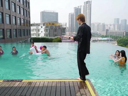 轻功水上漂?魔术师揭秘:原来全靠这个“隐形机关”!