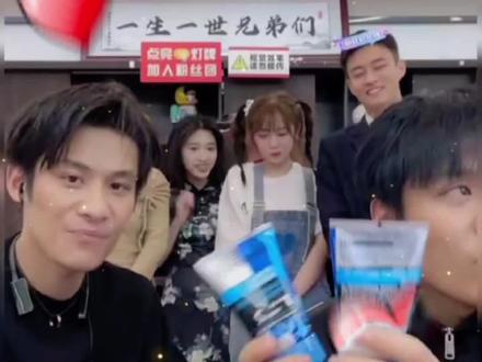 小杨哥带货欧莱雅男士洗面奶,大杨哥套路小杨哥读书的时候恋爱史#疯狂小杨哥 #小杨哥精彩片段 #洗面奶 #男士洗面奶 #男士必备