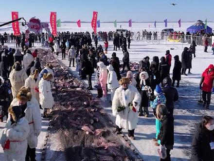 12.27连环湖冬捕,从神秘的“祭湖醒网”,到马头琴声中的安代舞,在杜尔伯特,冬捕不只是一种劳作,更是一场关于敬畏、协作与欢庆的古老仪式。#杜尔伯特 #杜尔伯特冬捕节 #冷水鱼冬捕季#冬捕 #冬捕节