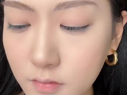 姜乘澜眼妆yyds! 姜乘澜的眼妆也太香了吧!日常通勤这么画,眼妆层次感直接拉满~
#精致眼妆 #跟着姜乘澜化出宝藏妆 #眼妆教程 #眼影教程 #美妆百万新星计划