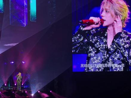 偷偷后脑勺管理,然后把自己逗笑场了#鹿晗后脑勺