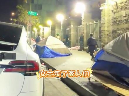 美女听小唐给流浪汉免费发酱香饼忍不住给了一个大大的拥抱 #美国小唐酱香饼 #小唐在美国 #小唐酱香饼 #美国生活 #海外生活