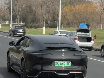 《飞驰人生3》阿维塔012赛道表现!华为满血智能辅助驾驶,张驰:你看这走线,多流畅#飞驰人生3#阿维塔 #阿维塔12 #阿维塔012