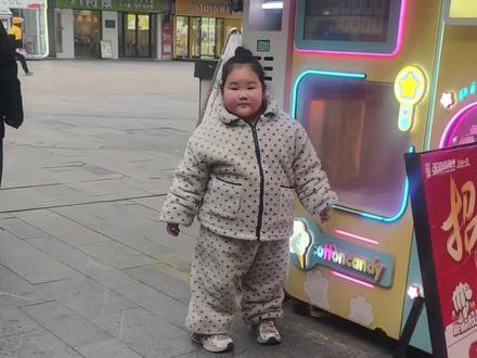 棉花糖很好吃。也要少吃哦#亲子互动 #儿童零食#萌娃搞笑日常 #糖果 #儿童视频