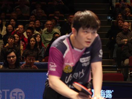 强烈呼吁:观赛时请关闭闪光灯! 不要设置自动模式!一定要关闭!如果不知道怎么关,可以问问自己周围的人!这一局在此之前至少被打断两次#樊振东 #樊振东德甲#樊振东欧冠