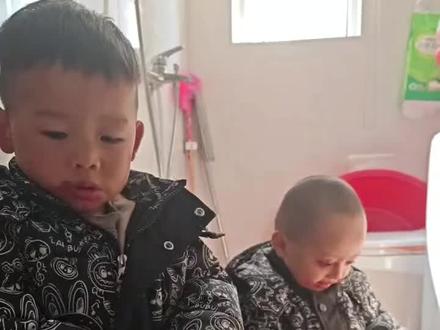 前几天才卡石像里,今天这熊孩子又给我整这一出啦,厨房出来就看到这场景,真的太崩溃啦!!#怎么治治这卡石像的熊孩子#在线求支招#一不注意就作妖#石像抱娃#带娃日常 #卡石头的熊孩子@甜与程