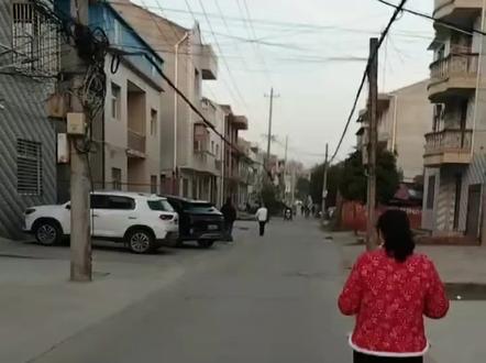 汉川市这次举办的大型无人机烟花秀,实在太盛况空前了!远远超乎了我的认知与想象!千百年一遇的烟花秀,吸引了整个城区几十万人,从四方八方涌向观看现场,通往现场的四面八方道路都实行了交通管制,所有车辆以及摩托车,电动车都不允许通行,河堤上的车辆堵成了长龙,我们晚饭过后6点左右从家中出发走到河堤上,已经是行不通的状况了,所以只有选择从河堤下面的草坪上一路往川马桥方向缓缓移动!哪知到桥头被现场管控人员告知,桥已封锁过不去了,错过了在东门口观看的最佳位置!只有沿河堤往另一侧方向行走,找到了一个豁口位置,两边还没有什么村木遮挡,但是河堤边上都有铁栅栏围挡成了一堵墙,又不能挤过去!但是这个位置已经心满意足了!还算是可以了!后面来的人观看位置更加不如意!整个表演现场时长40多分钟!我全程完整录制,请大家耐心观看到最后!