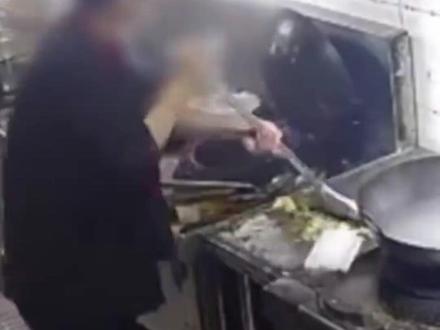 餐馆后厨“用锅洗扫把”被顾客发现 解释:新来的员工,已批评教育,“他刚第三天上班 没找到刷子”#餐饮 #后厨 #市监局 #食品安全 (观察者网)