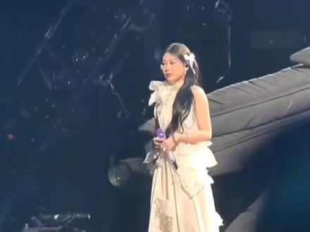 虽然确实唱跑调了,但是真唱声音听起来还是不错的,大家也很包容#沈佳润 #毛不易
#江苏卫视跨年 #沈佳润跑调 #沈佳润道歉