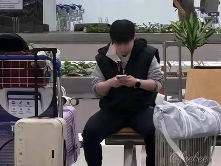 孙颖莎新加坡机场独自一人守候行李!王曼昱身边围满队友谈笑风生#孙颖莎 #王曼昱 #国乒 #正能量 #新加坡大满贯