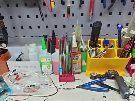 改装一辆可以原地漂移的闪电麦昆!全比例控制的操作,更好玩了!视频里有双向限位开关电路的制作。