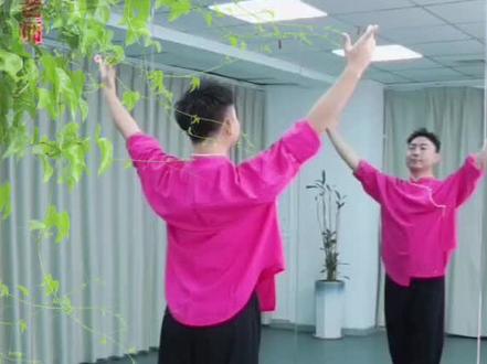 优美的的藏族舞蹈献给祖国妈妈,《祖国就是我的家》龙老师原创舞蹈。欢迎大家欣赏!#用舞蹈表达对祖国的爱 #以舞传情对祖国的热爱 #舞动爱国情