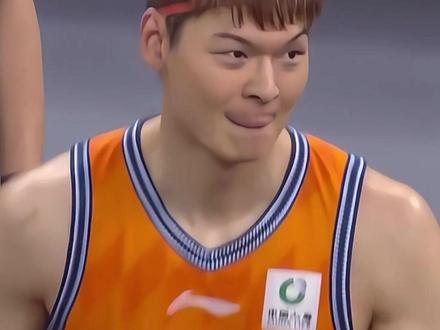 王哲林第一下按错投篮键 第二下投篮键又按短了 笑不活了哈哈哈哈哈哈#王哲林 #CBA #上海久事