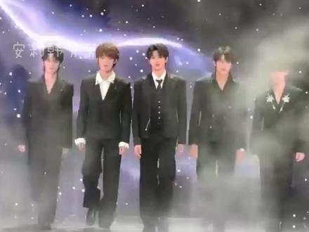 朱志鑫:丸辽~~~#朱志鑫 #微博之夜 #TOP #红毯