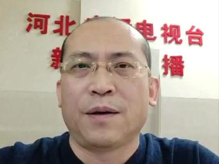 #轿车停小区路中间车顶被倒垃圾 这事儿你怎么看?#大v快评 @抖音小助手