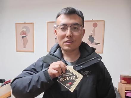 上周爬黄山时满山都是始祖鸟,几千块钱一件你们是眼都不眨,就我穿骆驼,回来就咬牙入手了一件,好吧,以后见到这牌子我就先拍个照片发给豆包问问真假,这还用专门连线主播鉴定吗? #豆包也太厉害了 #豆包鉴定真假 #台州鸟测评 #冲锋衣